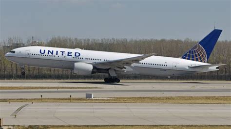 boeing 777 will struggle to maintain altitude|NTSB: United B777 lost altitude due to miscommunication .
